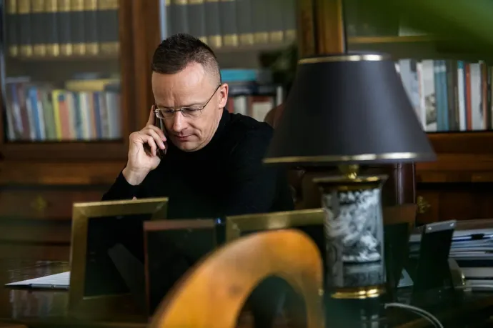 Megvásárolhatják a hivatali mobiltelefonjukat a távozó miniszterek és államtitkárok