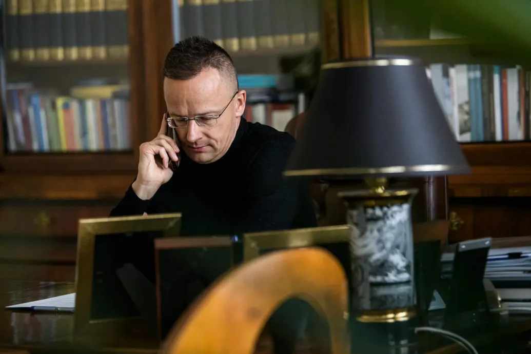 Megvásárolhatják a hivatali mobiltelefonjukat a távozó miniszterek és államtitkárok