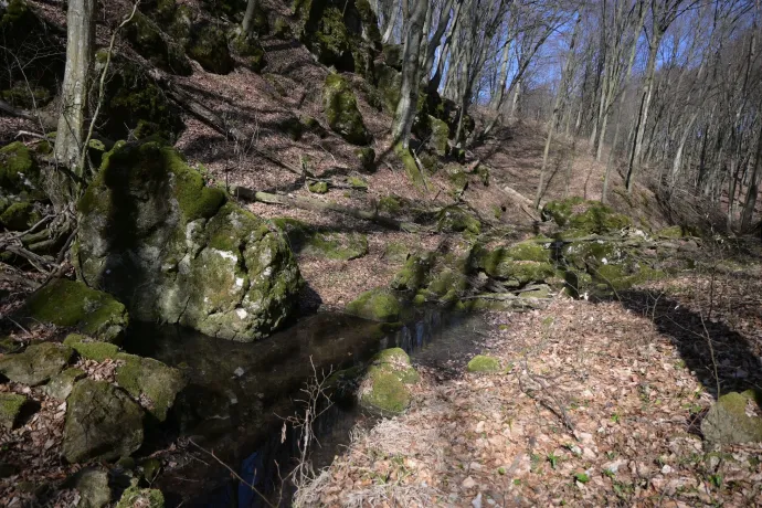 A Borzás-hegyi sziklaüregek és a Kőszoros – Fotó: Tenczer Gábor / Telex