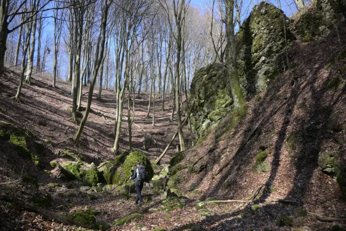 A Borzás-hegyi sziklaüregek és a Kőszoros – Fotó: Tenczer Gábor / Telex