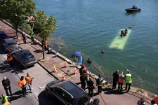 A Szajnába zuhant egy busz Párizs mellett, búvárok mentettek ki négy embert a vízből