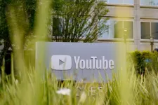 Ingyenes lesz a YouTube egyik legjobb funkciója, a kép-a-képben mód