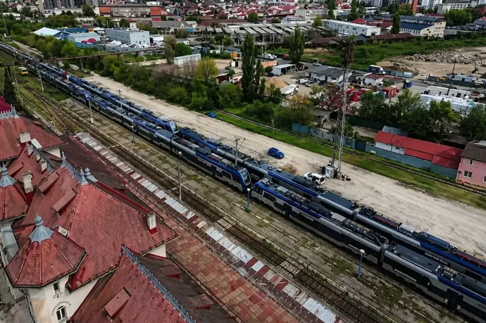 A civilek tiltakoztak, hogy 21 új motorvonat vesztegel hónapok óta kihasználatlanul Bukarestben, tárgyalni hívta a feleket a miniszter