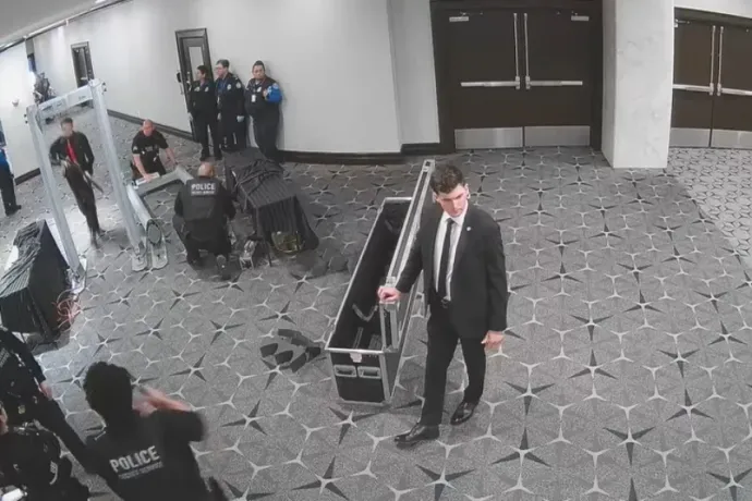 Az FBI közzétett egy videót, amin Trump támadója fegyverrel áttör az elnököt védő rendőrökön
