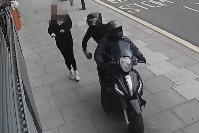 Mi az a „snatch and grab” módszer, amivel mobiltelefonok tízezreit lopják el Londonban?