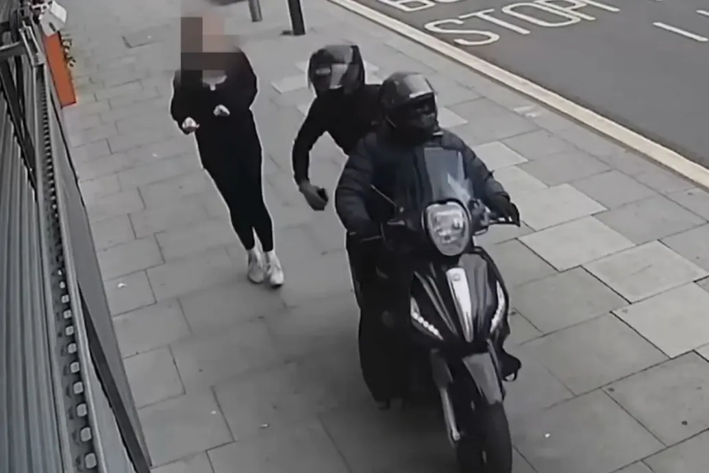 Mi az a „snatch and grab” módszer, amivel mobiltelefonok tízezreit lopják el Londonban?