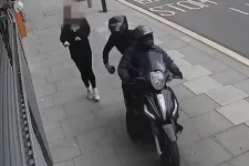 Mi az a „snatch and grab” módszer, amivel mobiltelefonok tízezreit lopják el Londonban?