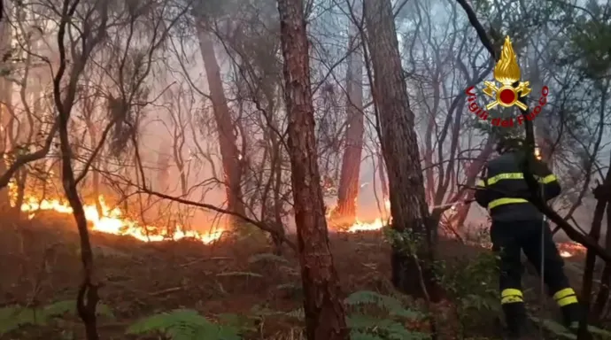 Az olasz tűzoltóság képe a tűzről