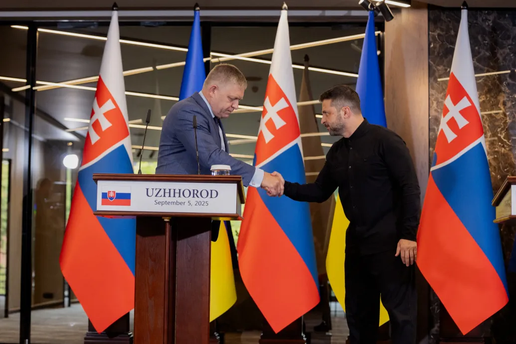 Telefonon egyeztetett Fico és Zelenszkij, kölcsönös látogatást terveznek egymáshoz