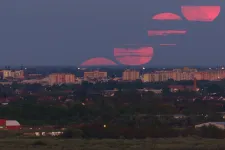 Vöröses-rózsaszínes Hold kelt fel Székesfehérvár felett