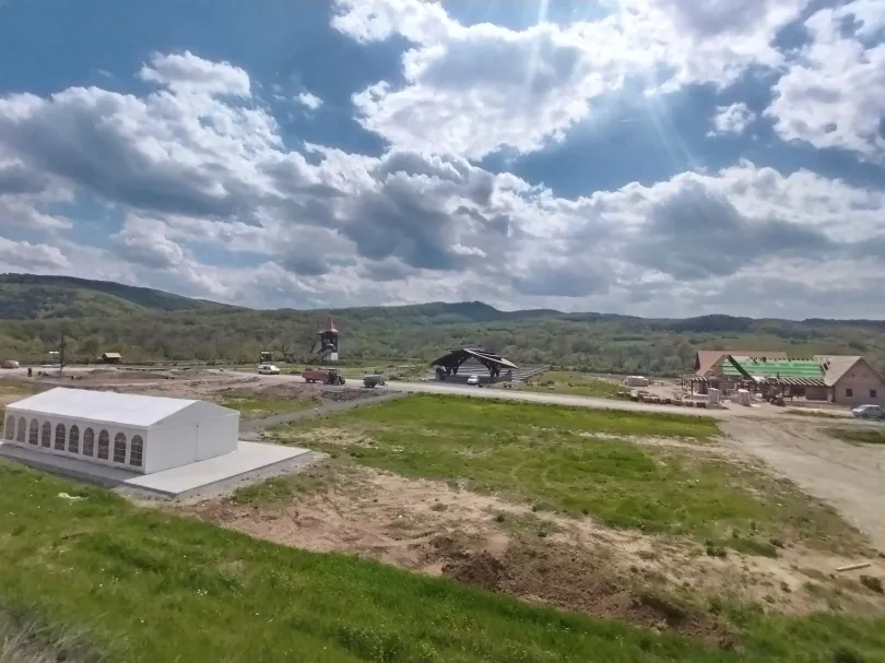 A torony és a kőszínpad körül már épülnek a verspark különböző részei – Fotó: Tőkés Hunor / Transtelex
