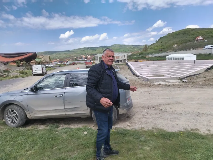 A polgármester és a Pro Golumba Egyesület tagjai a különböző félkész épületek között – Tőkés Hunor / Transtelex
