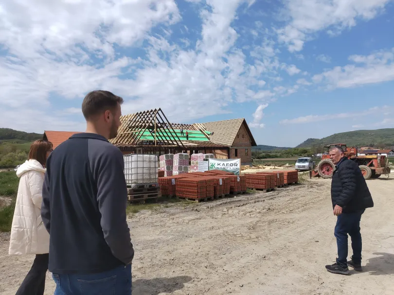 A polgármester és a Pro Golumba Egyesület tagjai a különböző félkész épületek között – Tőkés Hunor / Transtelex