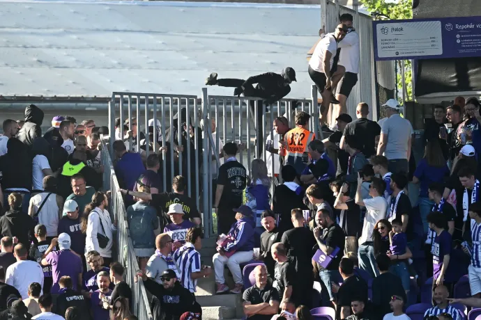 10 percre félbeszakadt az Újpest–Fradi meccs az NB I.-ben, a rendőrség megakadályozta a lelátói balhét