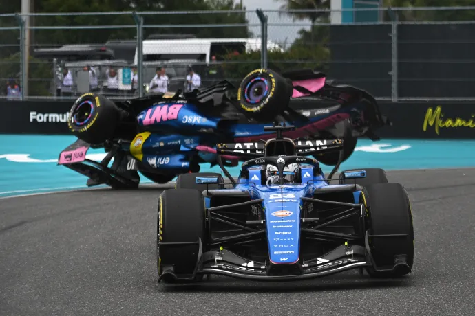 Pierre Gasly átpördülés közben – Fotó: Rudy Carezzevoli / Getty Images