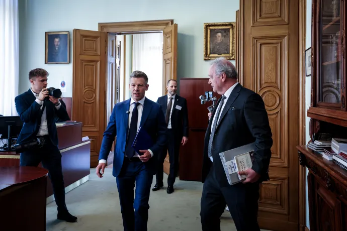 Magyar Péter érkezik a Magyar Tudományos Akadémia (MTA) Széchenyi István téri székházába, mellette Freund Tamás, az MTA elnöke – Fotó: Huszti István / Telex