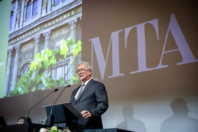 Freund Tamás beszédet mond – Fotó: Huszt István / Telex