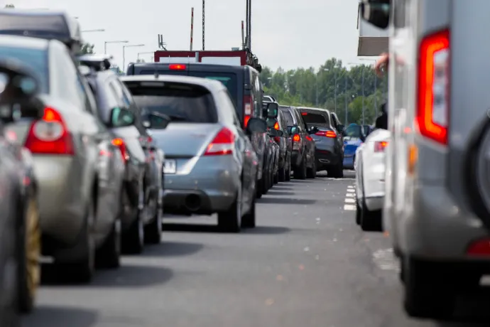 Hármas karambol miatt 10 kilométeres a torlódás az M5-ösön
