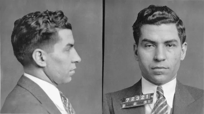 Charles „Lucky” Luciano rendőrségi fotója – Fotó: New York County District Attorney, Case File 211537