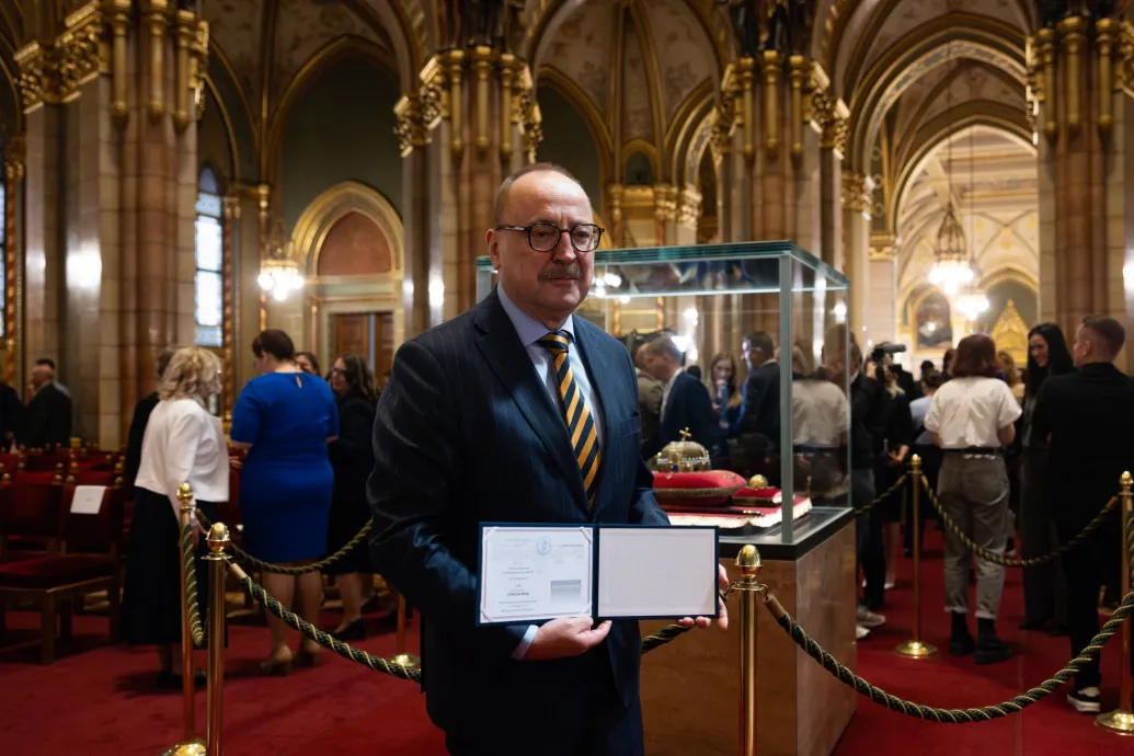 Több fideszes kulcsszereplő nem ment el a mandátumátadójára, a Tisza vitázásra képes frakciót ígér