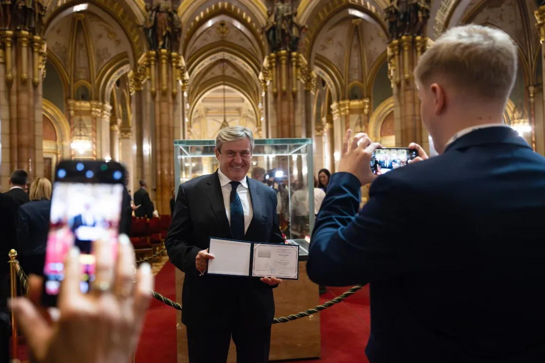 Több fideszes kulcsszereplő nem ment el a mandátumátadójára, a Tisza vitázásra képes frakciót ígér