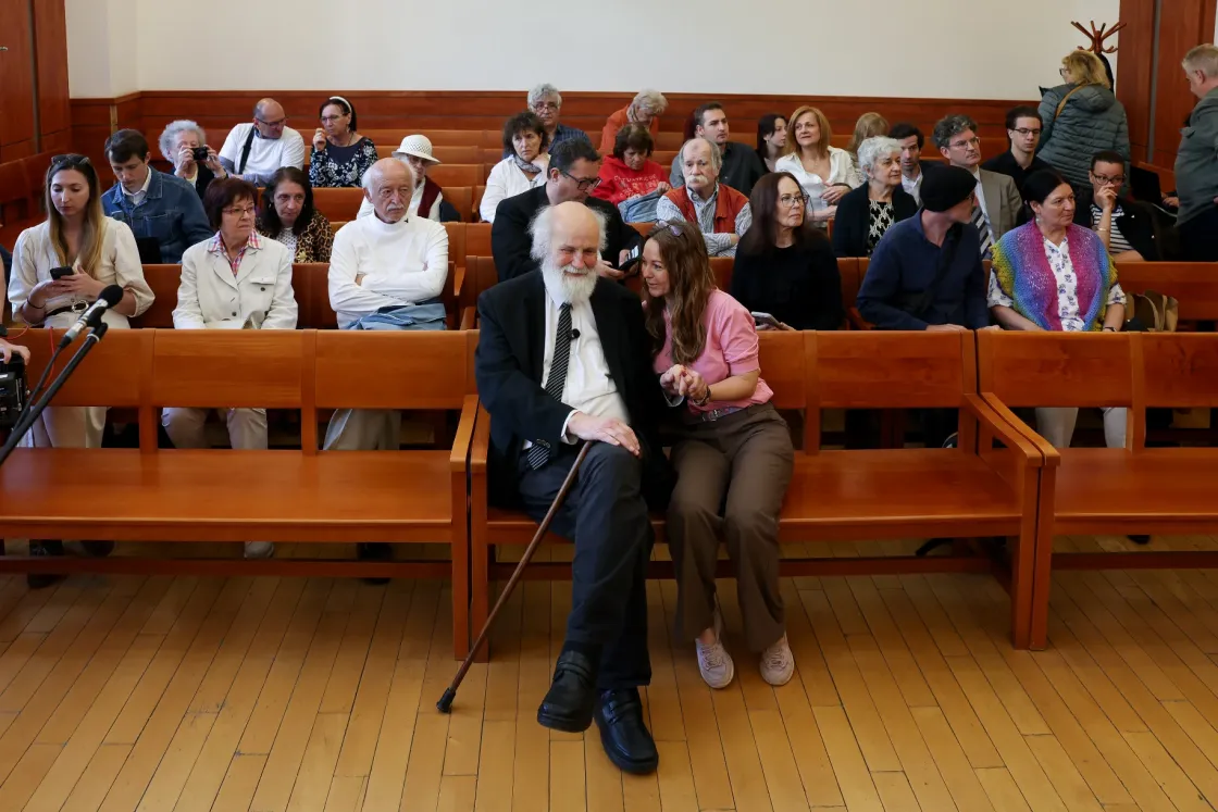 „Ők voltak felül, én meg alul” – mondta a bíróságon Iványi Gábor, akit hivatalos személy elleni erőszakkal vádoltak meg