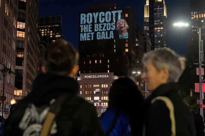 Aktivisták egy csoportja a Met-gála bojkottjára felszólító üzenetet vetít egy épület homlokzatára, New Yorkban, közel Jeff Bezos lakóhelyéhez – Fotó: David Dee Delgado / Reuters