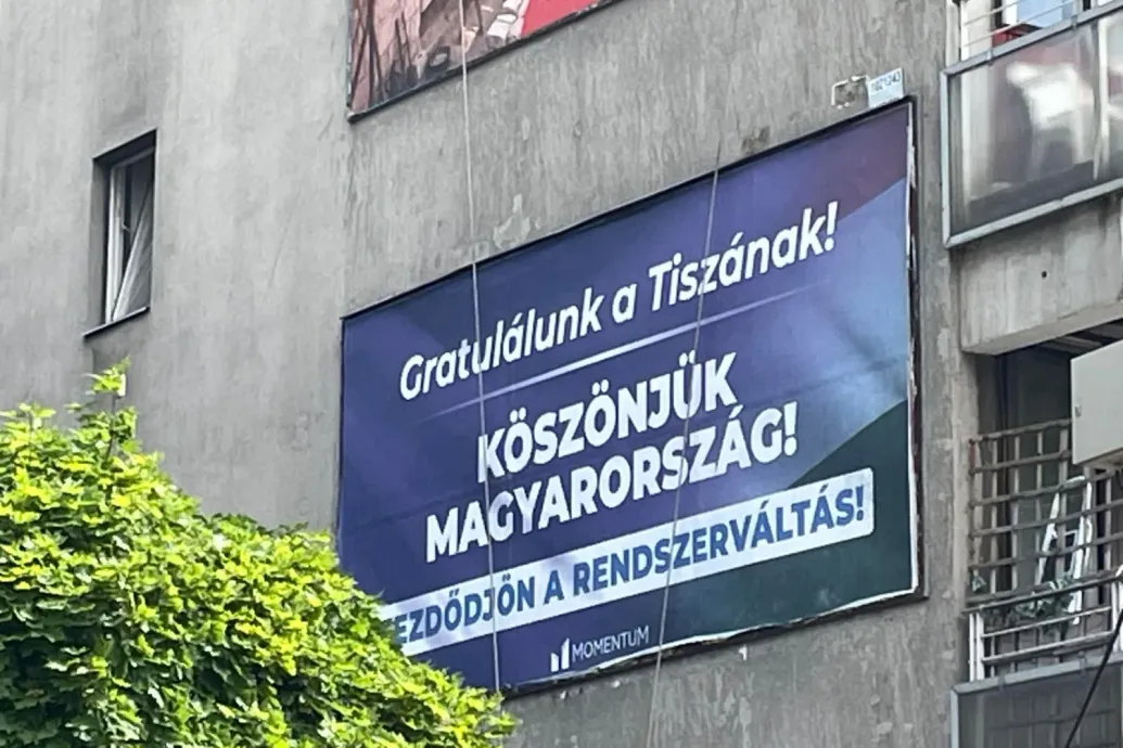 Óriásplakáton mond köszönetet a Momentum a Tisza Pártnak
