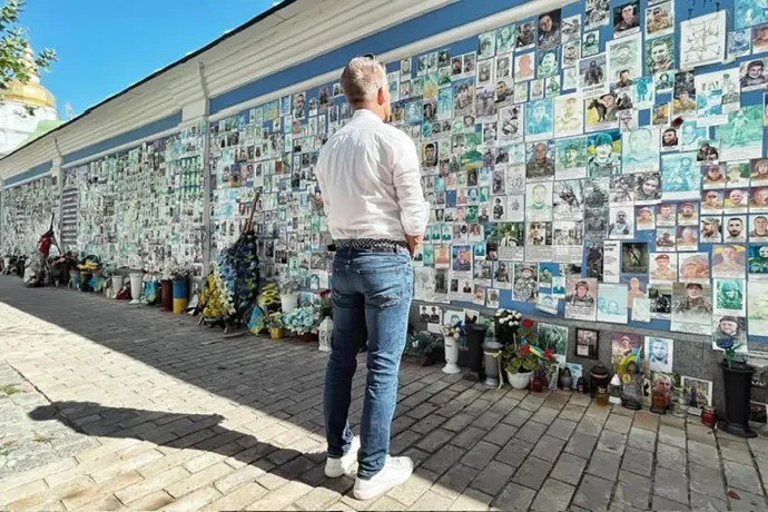 Magyar Péter Kijevben, a háború áldozatainak emlékfalánál 2024 júliusában – Forrás: Magyar Péter / Facebook