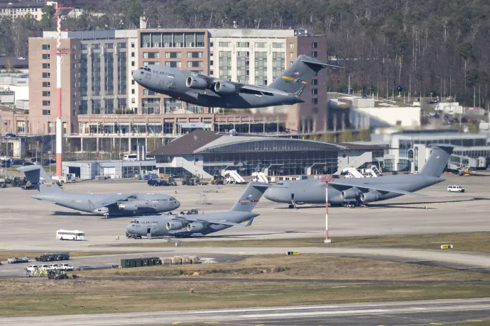 Az amerikai légierő egyik Boeing C-17A Globemaster III teherszállító repülőgépe felszáll a Közel-Keletre vezényelt amerikai csapatok és hadi felszerelések fontos átszállási csomópontjaként szolgáló németországi Ramstein légibázisról, 2026. április 2-án – Fotó: Thomas Lohnes / Getty Images