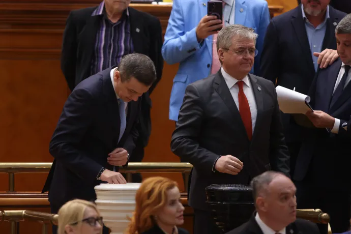 Sorin Grindeanu szociáldemokrata pártelnök szavaz a bizalmatlansági indítványon – Fotó: George Calin / Inquam Photos