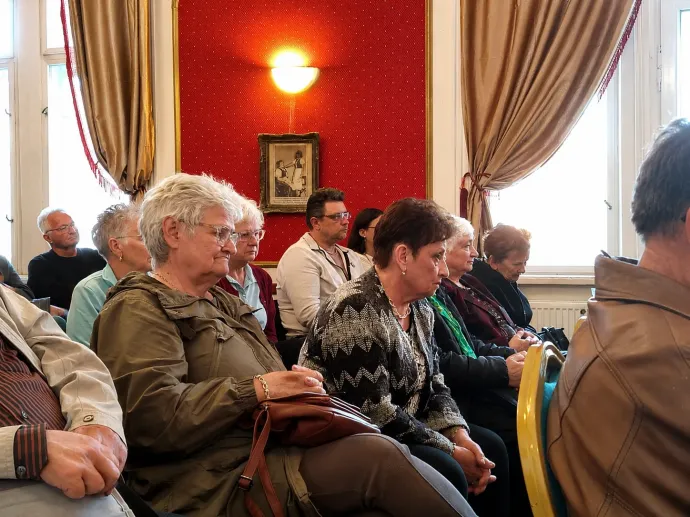 A kézdivásárhelyi fórumot az EMSZ tanácsosi frakciója vezette, az eseményen megjelent Beke Ernő és Beke István is, akik a főtér átalakítása és a vízüggyel kapcsolatban szintén megosztották panaszaikat – Fotók: Tőkés Hunor / Transtelex