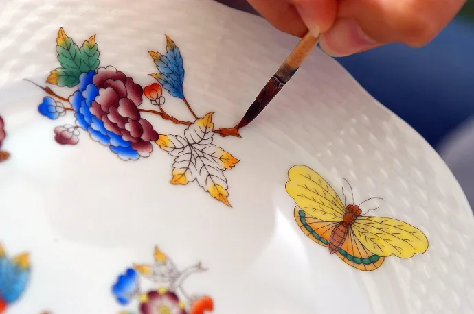 Herendi porcelán tányérfestés – fotó: Műtárgyak Éjszakája Fesztivál