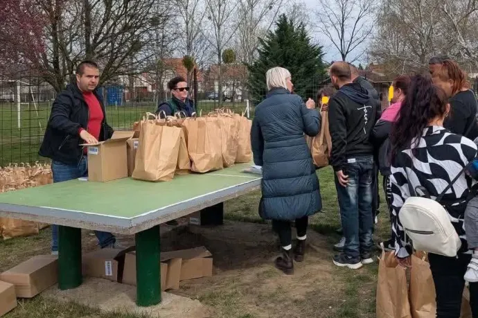 A Hadházy Ákos által megosztott képen Csöbör Katalin (háttal, kék kabátban) osztja a választási csomagot Miskolcon a választás előtt – Fotó: Hadházy Ákos / Facebook