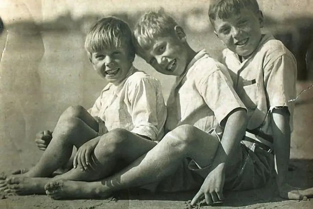 John, David és Richard Attenborough 1934-ben – Fotó: BBC