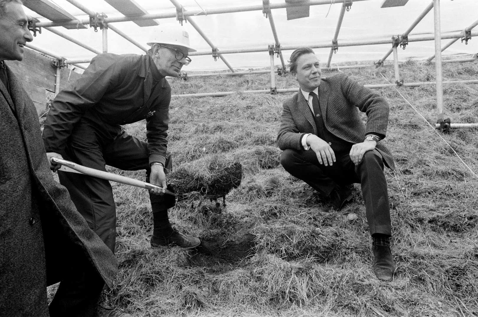 A wiltshire-i Silbury Hillen végzett ásatásokat a BBC is közvetítette, David Attenborough, a BBC műsorvezetője Richard Atkinson professzort figyeli munka közben 1968. április 7-én – Fotó: Mirrorpix / Getty Images