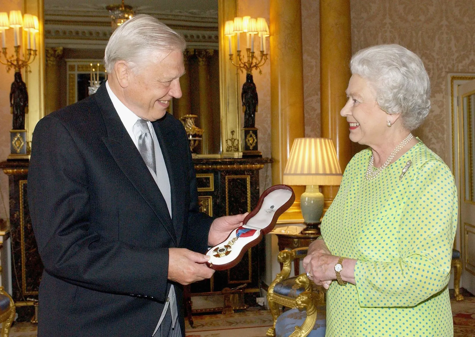II. Erzsébet brit királynő átadja Sir David Attenborough-nak az Order of Merit kitüntetést a londoni Buckingham-palotában 2005. június 10-én – Fotó: Anwar Hussein / Getty Images
