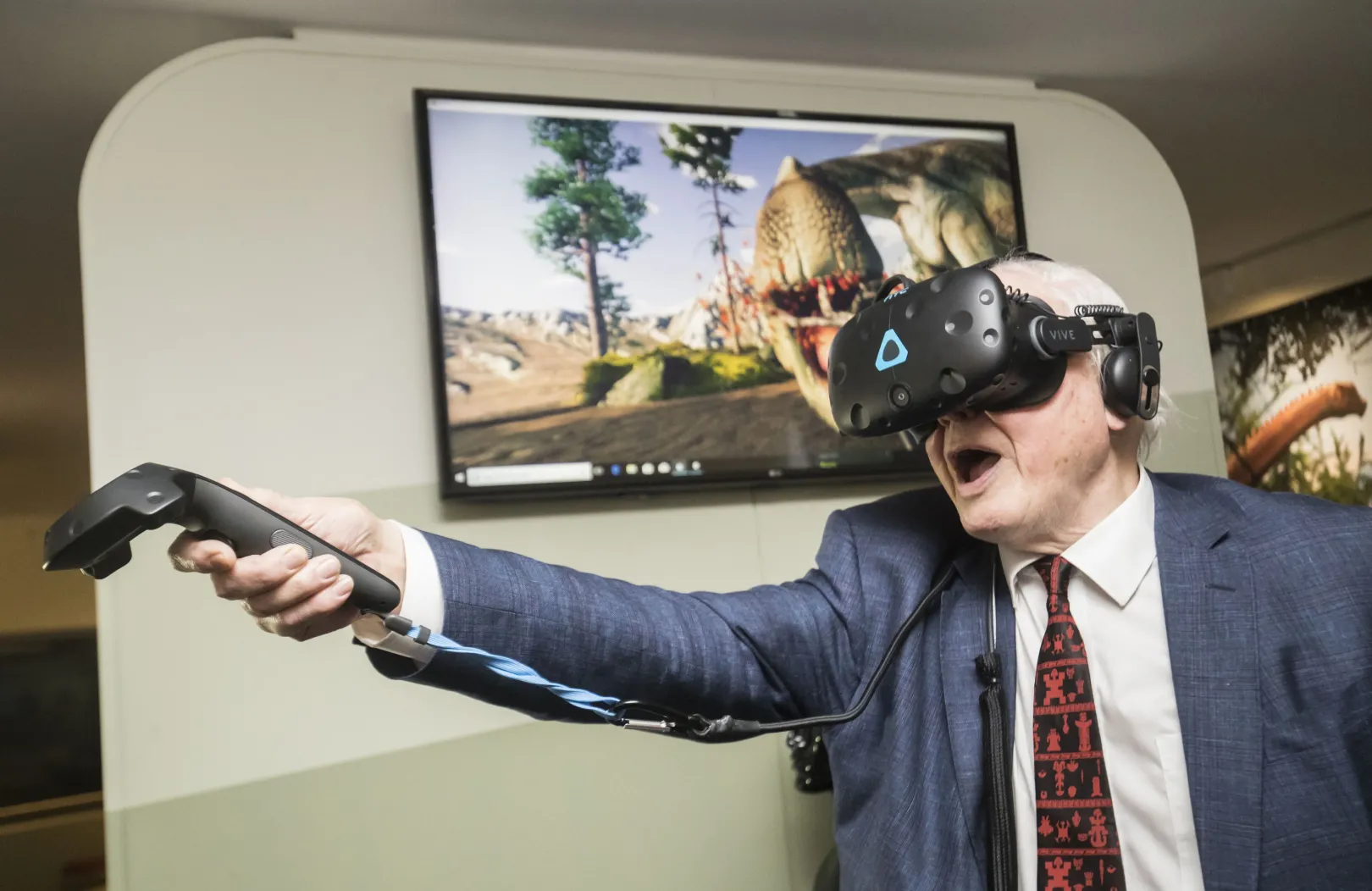 David Attenborough virtuálisvalóság-headsetet próbál ki, amikor hivatalosan is megnyitja Yorkshire Jurassic Worldjét a yorki Yorkshire Múzeumban 2018-ban – Fotó: Danny Lawson / PA Images / Getty Images