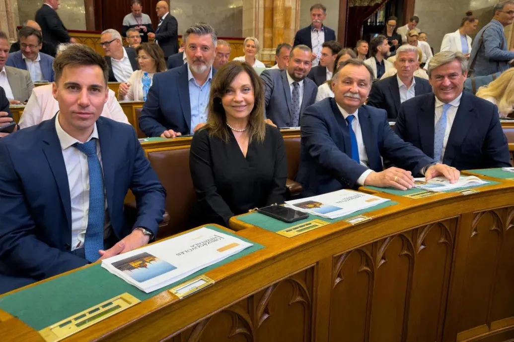 Parlamenti képzést kaptak az újonc tiszások, hogy kell képviselőnek lenni