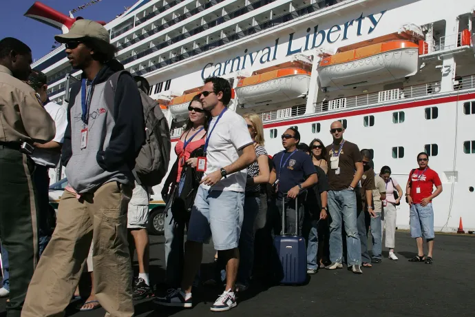 A Carnival Liberty hajó legénységének tagjai partra szállnak Port Evergladesben, 2006. november 19-én, Fort Lauderdale-ben, Floridában – Fotó: Joe Raedle / Getty Images / AFP