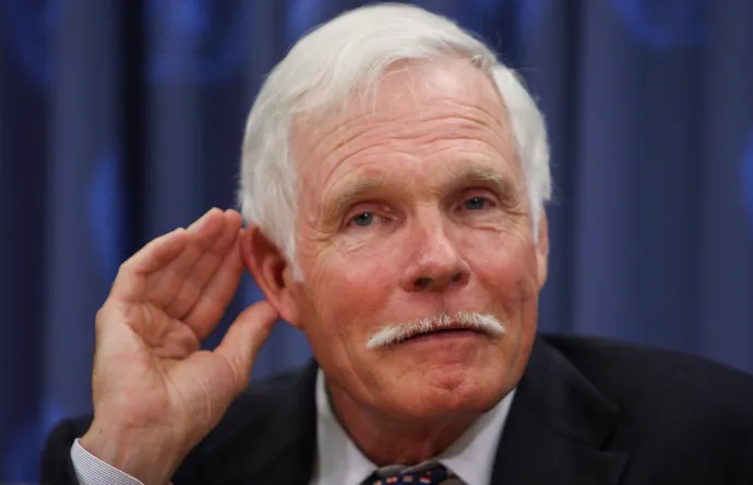 Ted Turner az ENSZ New York-i székházában tartott sajtótájékoztatón 2008. április 1-jén – Fotó: Don Emmert / AFP