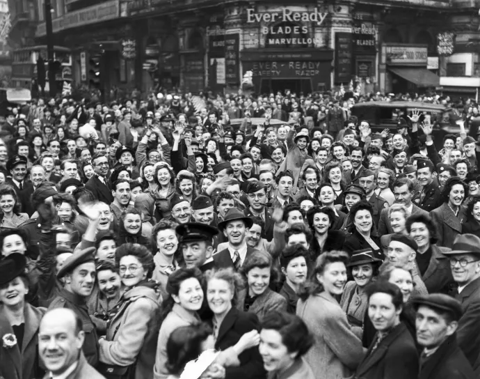 Ünneplő tömeg a Piccadilly Circus környékén – Fotó: Daily Herald Archive / SSPL / Getty Images
