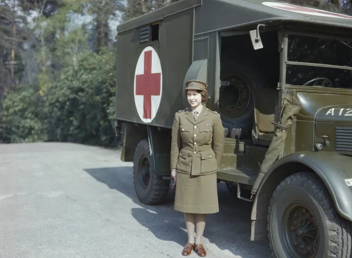 Erzsébet hercegnő egyenruhában egy mentőautó előtt 1945-ben – Fotó: Imperial War Museums / Getty Images