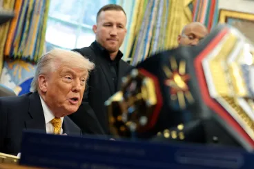 Trump szerint nagyon jól haladnak a tárgyalások Iránnal, miközben 1600 hajó vesztegel a Hormuzi-szorosban