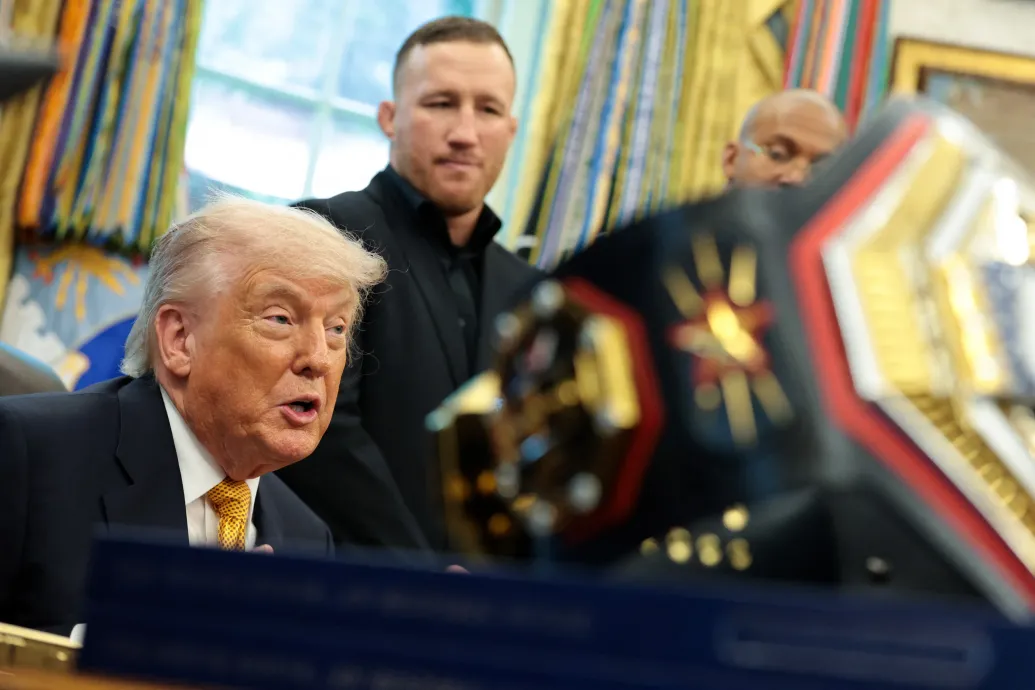 Trump szerint nagyon jól haladnak a tárgyalások Iránnal, miközben 1600 hajó vesztegel a Hormuzi-szorosban