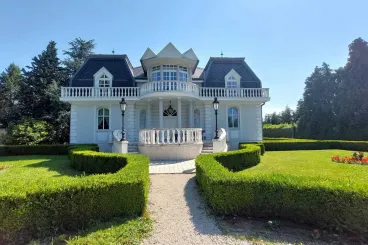 Szombathely belső zöld oázisa – exkluzív villa külön medencével és borospincével