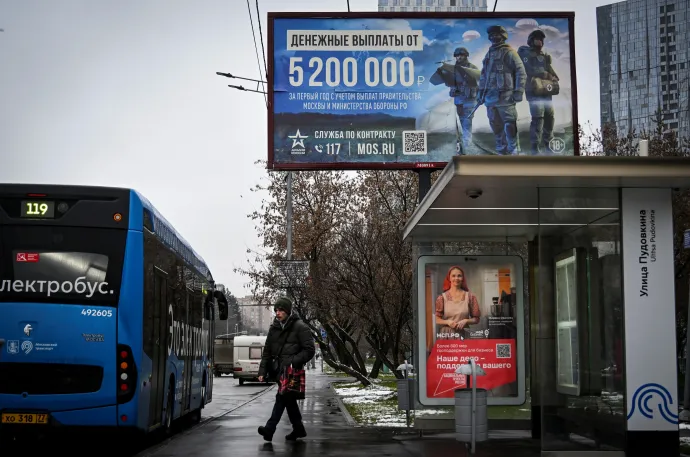 A szerződéses katonai szolgálatot népszerűsítő óriásplakát Moszkvában – Fotó: Alexander Nemenov / AFP