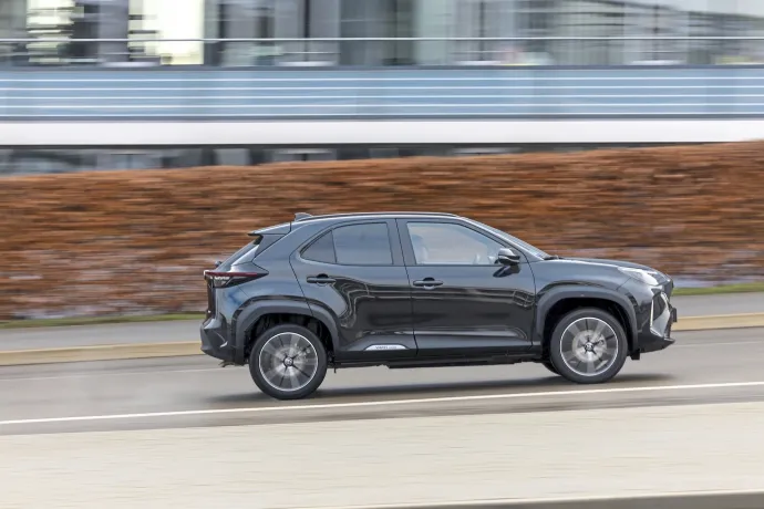 A Yaris orrába a Toyota más modellekből is ismert 1,5 literes, háromhengeres benzinmotorja került elektromos hajtással kiegészítve – Fotó: Hans-Dieter Seufert / autóMAGAZIN