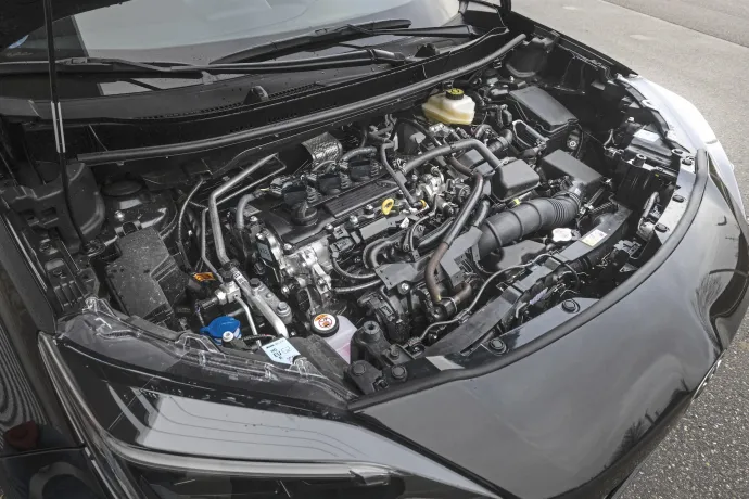 A Yaris orrába a Toyota más modellekből is ismert 1,5 literes, háromhengeres benzinmotorja került elektromos hajtással kiegészítve – Fotó: Hans-Dieter Seufert / autóMAGAZIN