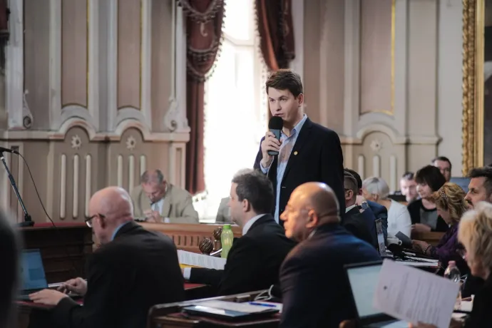 Leszavazta a bizottság a szegedi plakátrendeletet, megvárnák a leendő miniszter, Vitézy Dávid javaslatát